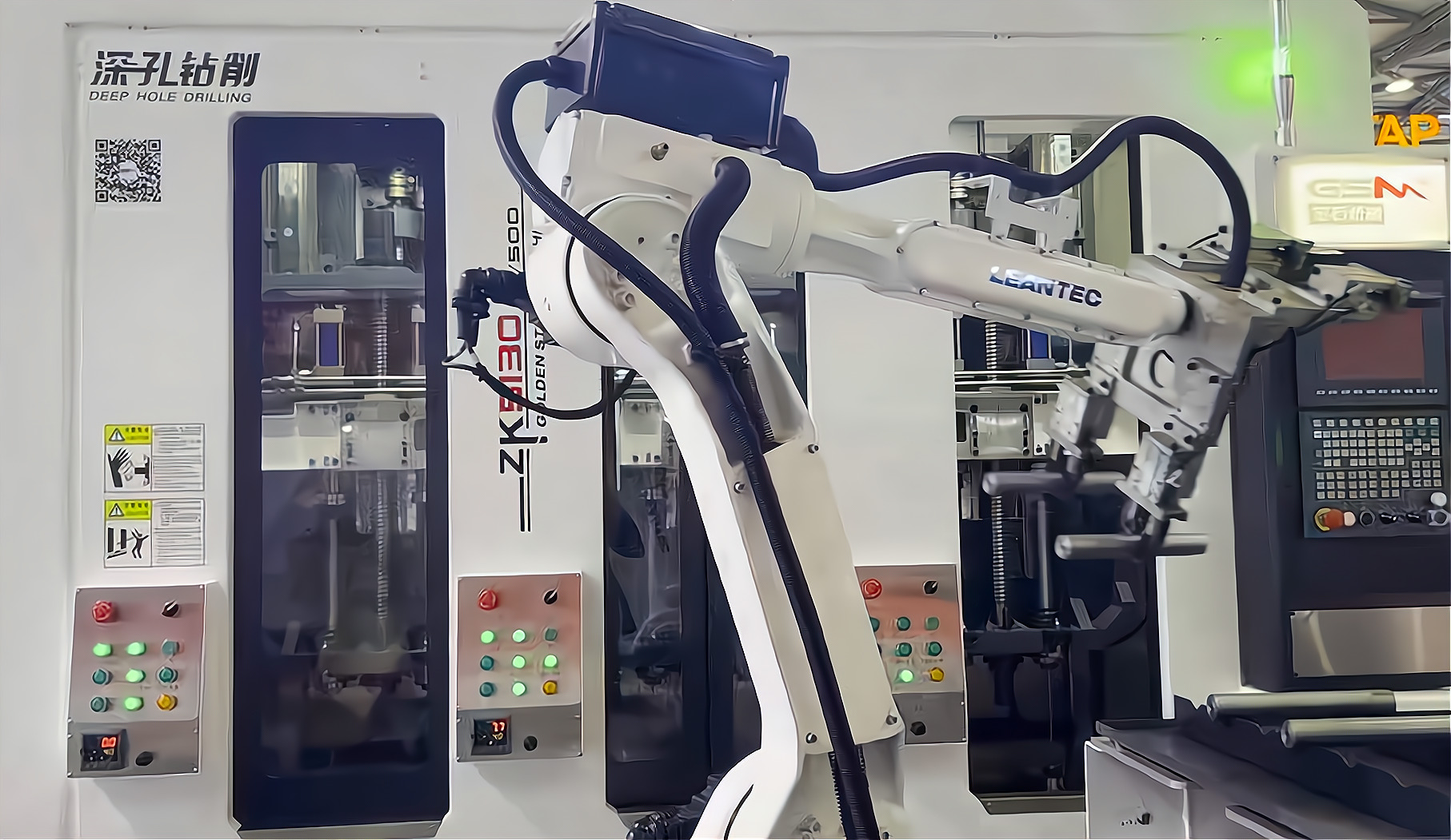 ZK5120×6/500 倒立六軸深孔鉆床配置六軸機(jī)器人，加工新能源電機(jī)軸單機(jī)自動(dòng)化